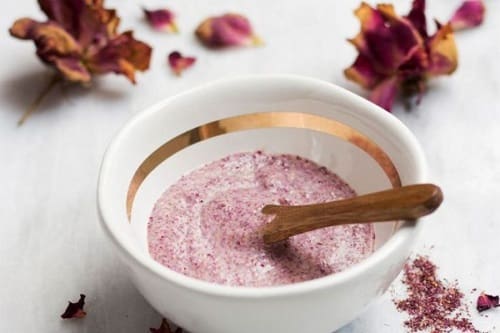 Hỗn hợp mặt nạ từ cánh hoa hồng