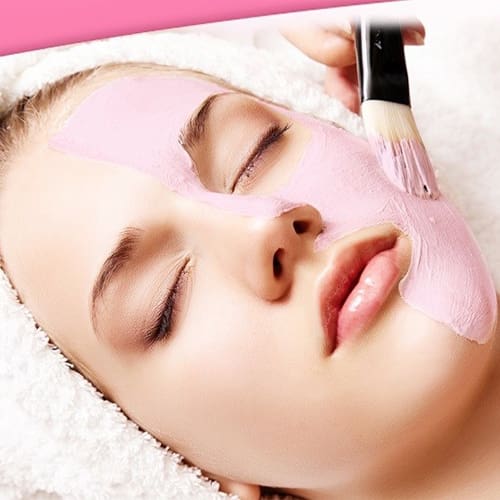 Đắp mặt nạ dưỡng da từ bột hoa hồng