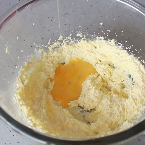 Làm bánh từ bột bắp