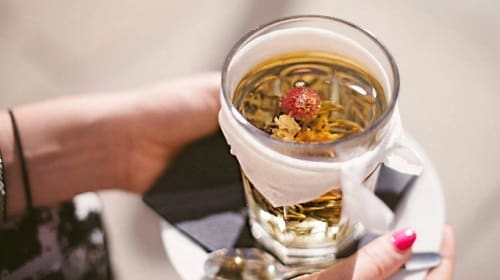 Sắc nước uống từ phèn đen, mẫu đơn bì, địa cốt bì