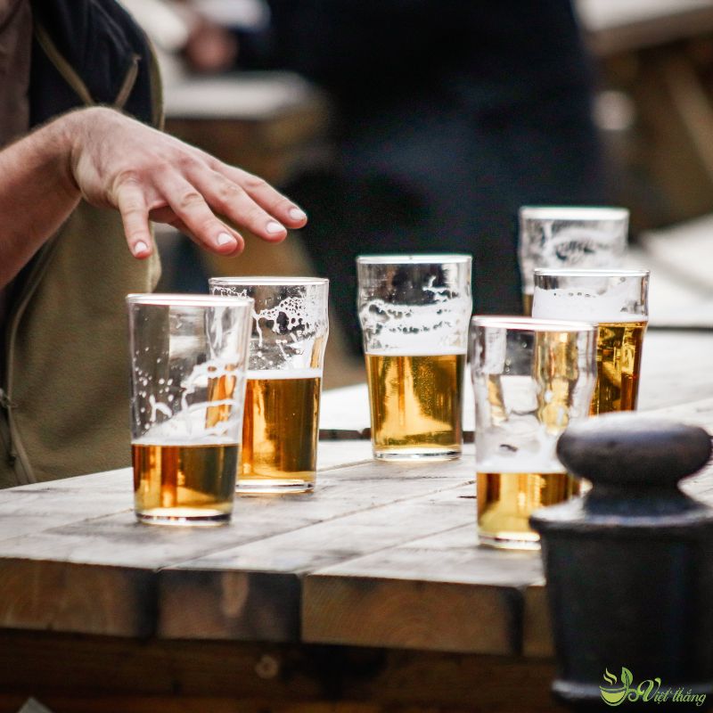 Tập gym xong uống bia làm gián đoạn quá trình phục hồi 