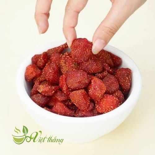 Chuẩn bị nguyên liệu làm dâu sấy dẻo